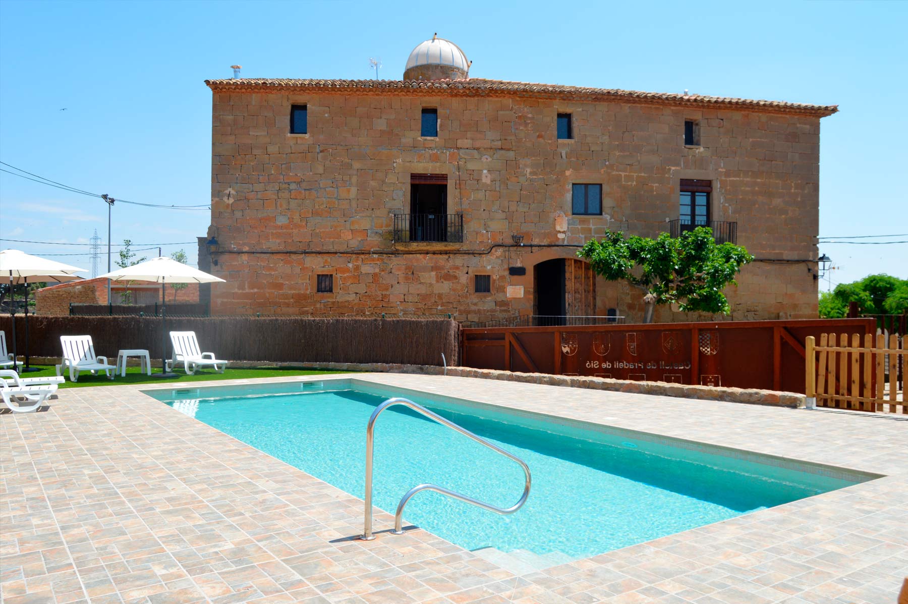 Imatge del Castell de Pradell, allotjament privat per a grups. També s'hi pot veure la piscina del local.